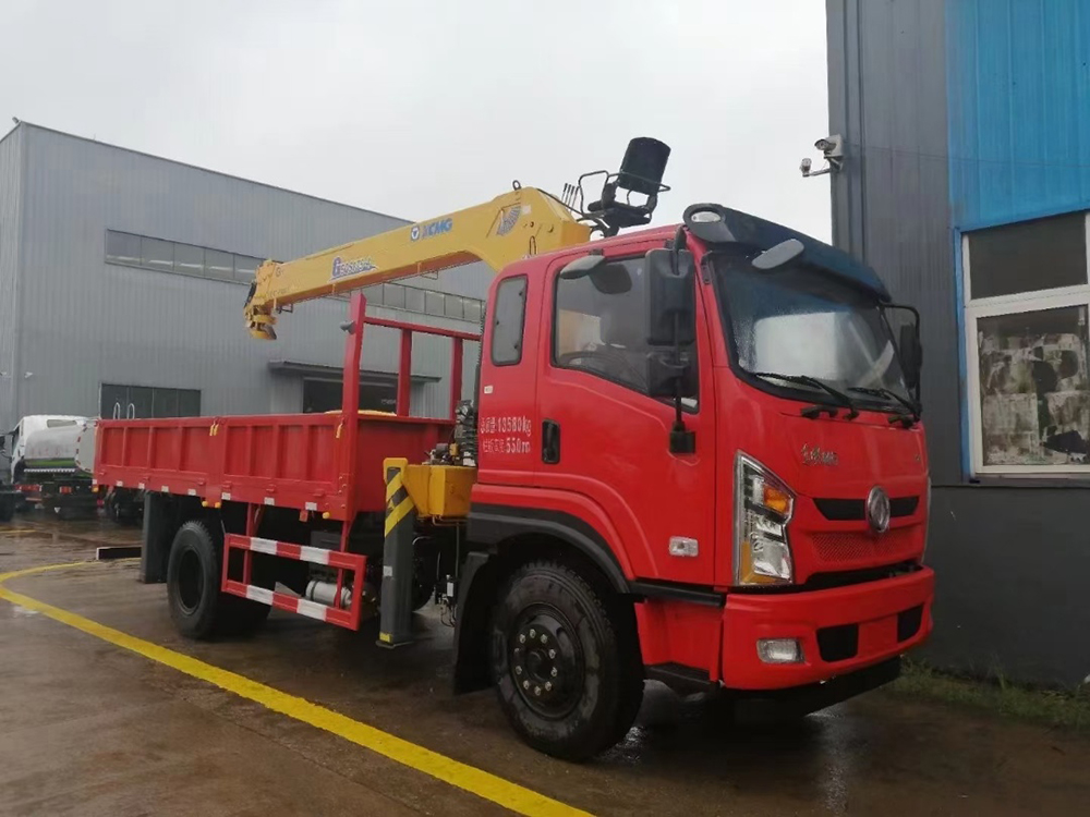 國(guó)六東風(fēng)暢行D1徐工7噸四節(jié)直臂吊機(jī)隨車(chē)吊