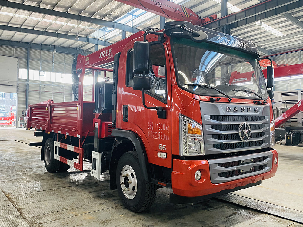 國(guó)六大運(yùn)小黃牌單橋長(zhǎng)威5噸四節(jié)直臂吊機(jī)隨車吊