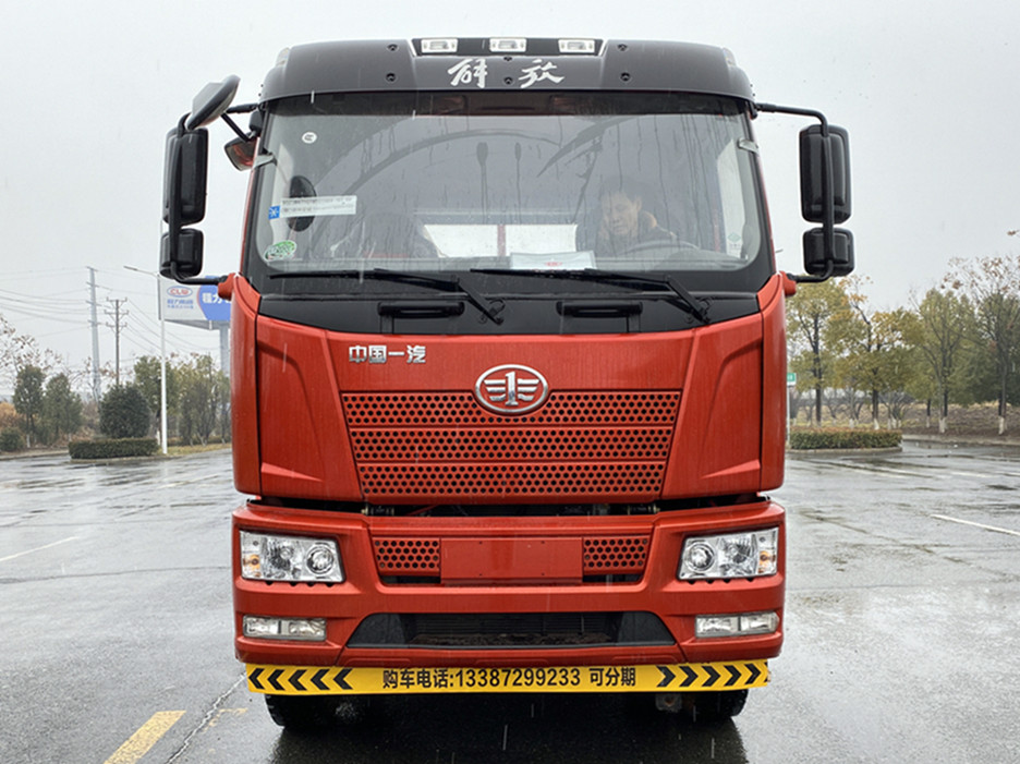 解放J6前小三軸平板運輸車